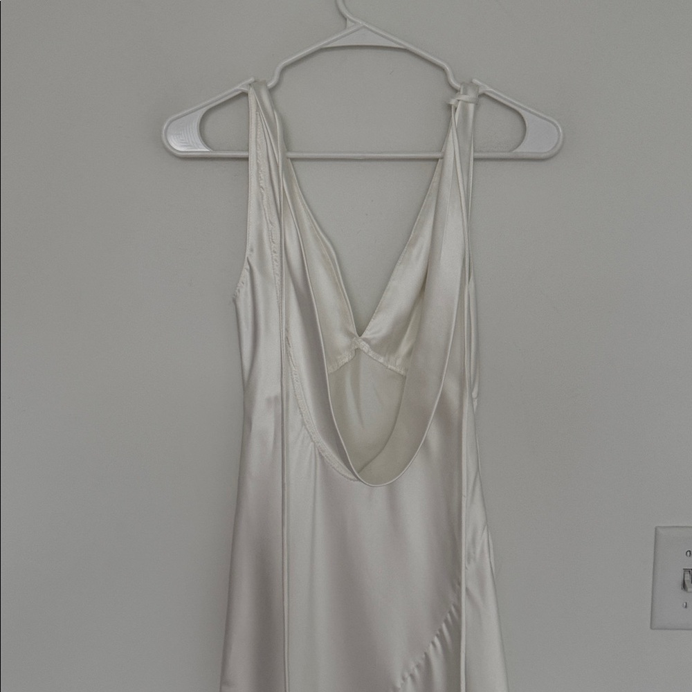Amazon Elegant White Satin Backless Gown - Size XS - Picture 7 of 9